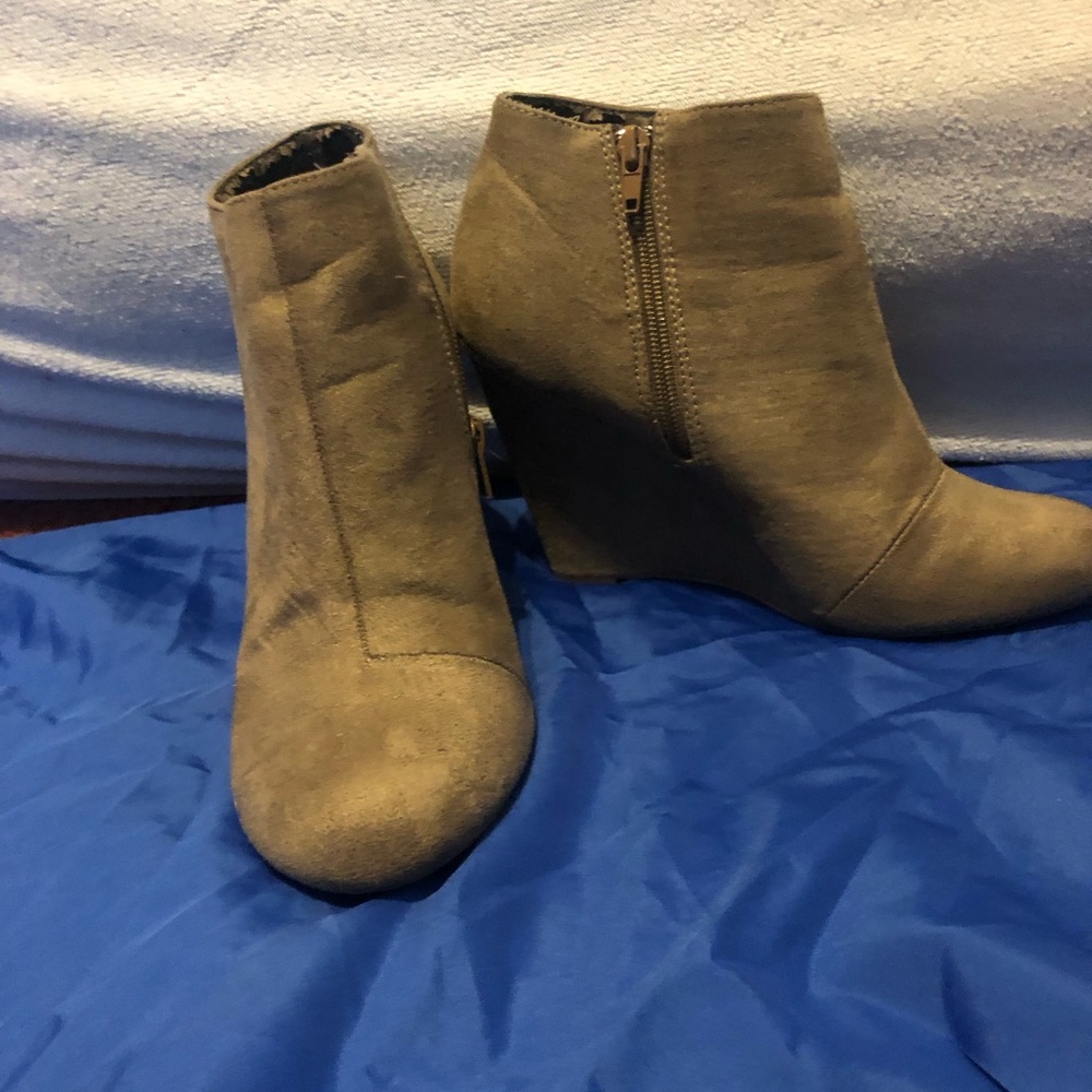 Kenneth Cole Reaction Taupe Ankle Booties